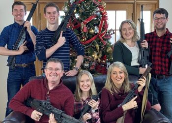 Thomas Massie: ABD'de Cumhuriyetçi Temsilciler Meclisi üyesinin silahlı Noel fotoğrafı tepki çekti