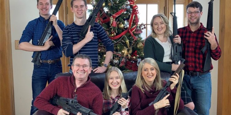 Thomas Massie: ABD'de Cumhuriyetçi Temsilciler Meclisi üyesinin silahlı Noel fotoğrafı tepki çekti