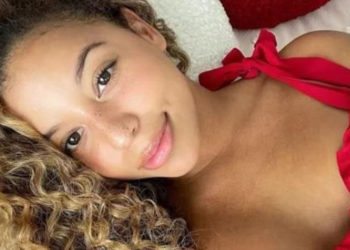 TikTok fenomeni model, 5 bin feette sevgilisiyle uçakta seks yaparken bayıldı