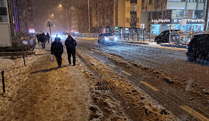 Trabzon'da kar yağışında öğrenciler mahsur kaldı; eğitime kar tatili