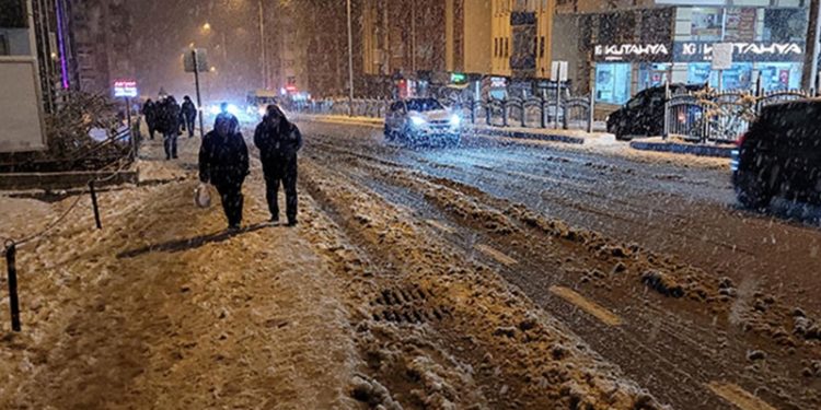Trabzon'da kar yağışında öğrenciler mahsur kaldı; eğitime kar tatili