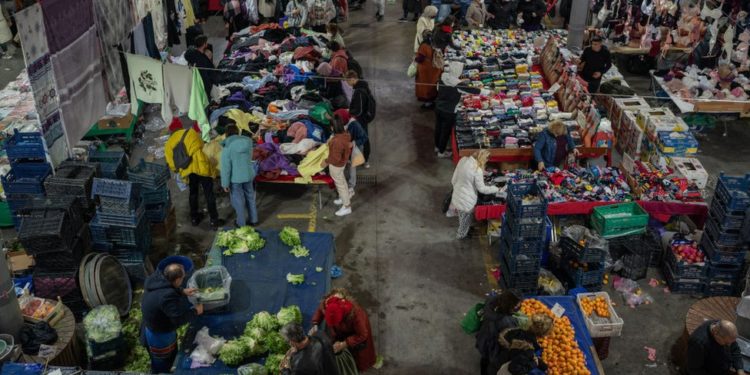 Türkiye’de iktisadi dengeler neden bozuluyor, faiz indirimleri sürerse ne olur?