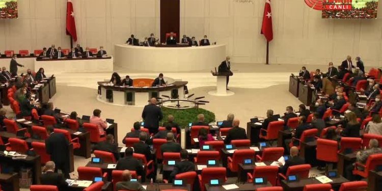 'Uyuşturucu baronları ellerini kollarını sallayarak dolaşıyor ama gençler gözaltına alınıyor'