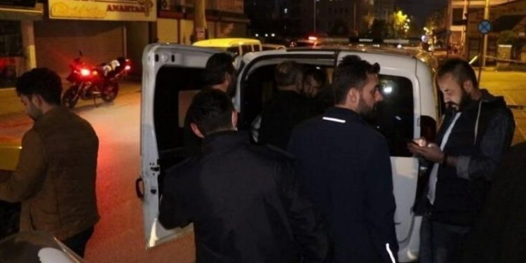 Uzman er, kadın polisi bıçakla ağır yaraladı!