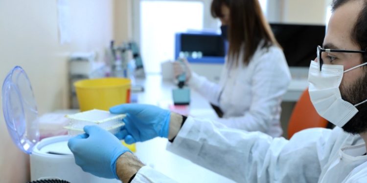 Uzmanlardan 'Omicron' uyarısı: Bir ay içerisinde baskın hale gelebilir