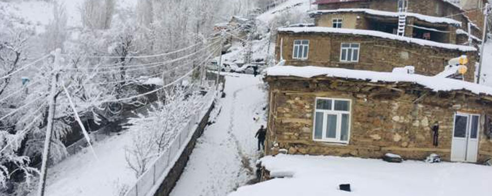 Van ve Hakkari'de kar yağışı nedeniyle onlarca yerleşim yerine ulaşım sağlanamıyor