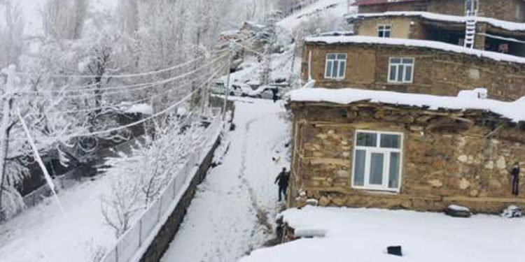 Van ve Hakkari'de kar yağışı nedeniyle onlarca yerleşim yerine ulaşım sağlanamıyor