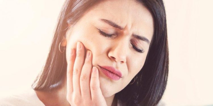 Vatandaş dişini tedavi ettiremiyor, hekim ağrıyı kesecek ilaç bulamıyor