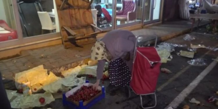 Vatandaş yüksek fiyatlar karşısında çareyi pazar atıklarında buluyor: Param yok, alamıyorum