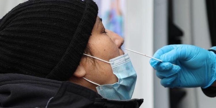 WHO: Omicron ve Delta vaka tsunamisi ortaya çıkartıyor