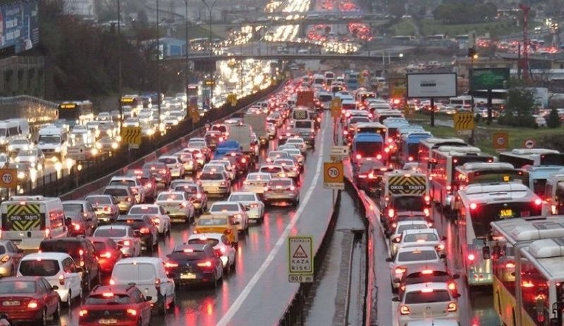 Yağış İstanbul trafiğini altüst etti: Yoğunluk yüzde 83