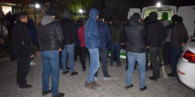 Yalnız yaşayan polis evinde ölü bulundu