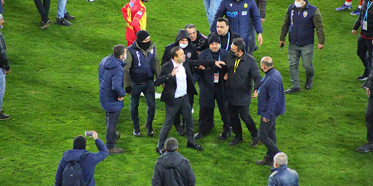 Yeni Malatyaspor Başkanı Adil Gevrek, maçın bitmesiyle hakem Hüseyin Göçek'in üzerine yürüdü