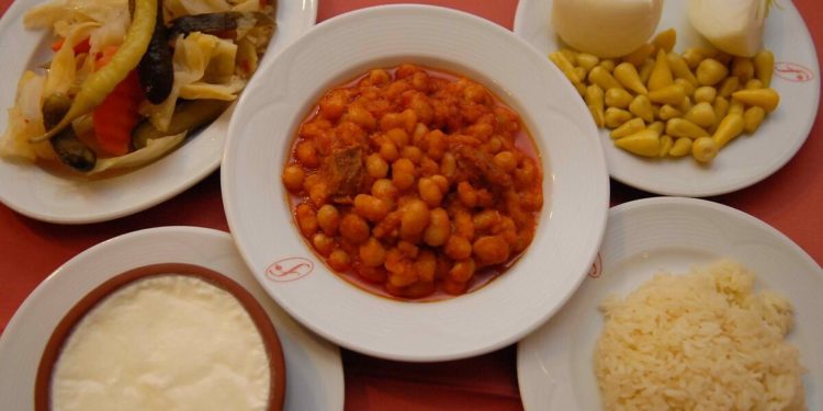 Yeni bakan Nureddin Nebati’ye kuru fasulyeli gönderme