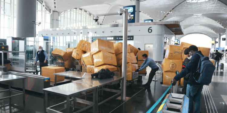 Yeni Şafak: 'Bavul ticareti'nde de rekor kırılıyor, sabah uçağıyla İstanbul’a gelip akşam 70-80 kilo tutan kolilerle dönüyorlar