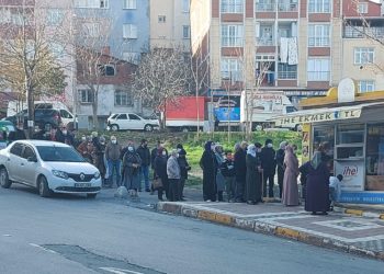 Yeni ‘ekonomik model’ ülke geneline yayılıyor: İstanbul’da yüzlerce metrelik ekmek kuyruğu