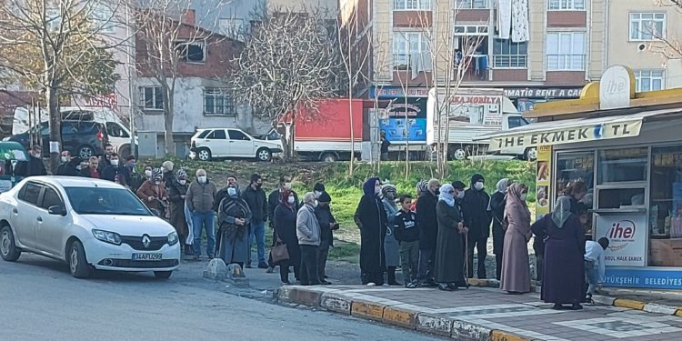 Yeni ‘ekonomik model’ ülke geneline yayılıyor: İstanbul’da yüzlerce metrelik ekmek kuyruğu