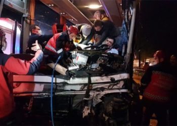 Yolcu otobüsü TIR’a çarptı: 20 yaralı