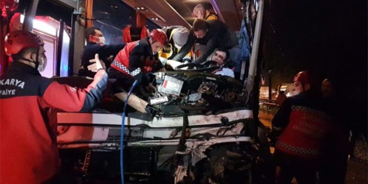 Yolcu otobüsü TIR’a çarptı: 20 yaralı