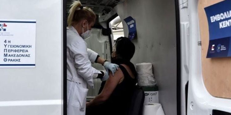 Yunanistan'da Covid aşısı olmayan 60 yaş ve üstü kişiler ayda 100 euro ceza ödeyecek