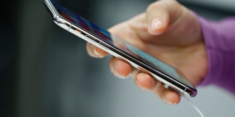 Yurtdışından getirilen cep telefonu için 20 euro bandrol ücreti ödenecek