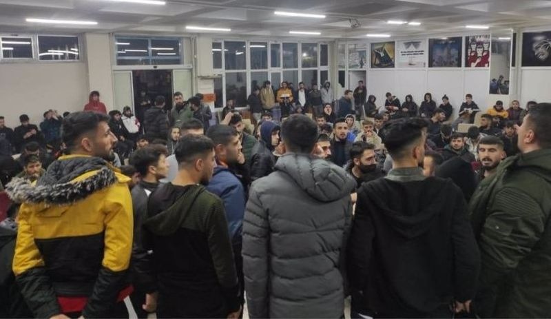 Zamları protesto eden öğrencilerden görüşmek için gelen AKP'li yöneticiye: Muhatabımız sen değilsin