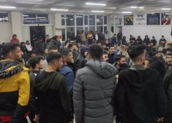 Zamları protesto eden &ouml;ğrencilerden AKP'li y&ouml;neticiye: Muhatabımız sen değilsin