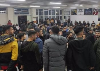 Zamları protesto eden öğrencilerden görüşmek için gelen AKP'li yöneticiye: Muhatabımız sen değilsin