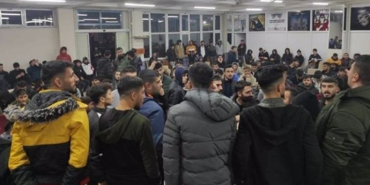 Zamları protesto eden öğrencilerden görüşmek için gelen AKP'li yöneticiye: Muhatabımız sen değilsin