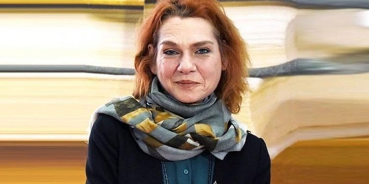 Özgür Gündem davasında yargılanan Aslı Erdoğan'ın duruşması ertelendi