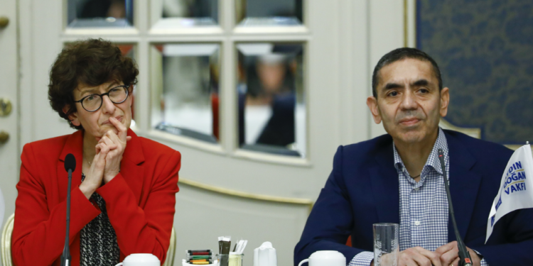 Özlem Türeci ve Uğur Şahin: Omicron nedeniyle paniğe gerek yok; aşı, ağır hastalıktan koruyor