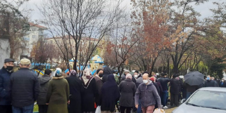 İBB AKP Meclis üyesi Kaynar: Halk Ekmek kuyrukları fotoğraf için oluyor