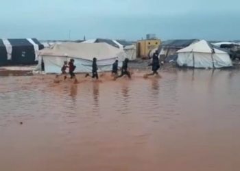 İdlib'de yağmur sığınmacı kamplarını vurdu