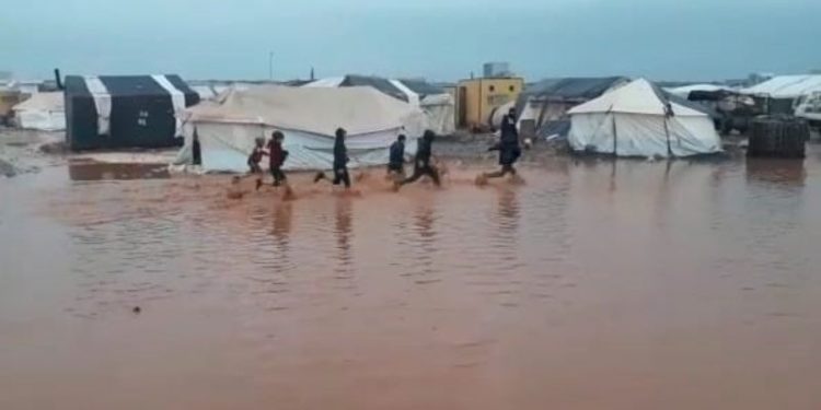 İdlib'de yağmur sığınmacı kamplarını vurdu