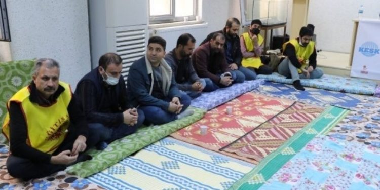 İhraç edilen öğretmenler 2 günlük eylemlerini sonlandırdı