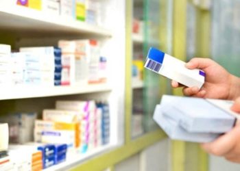 İlaç sıkıntısı büyüyor, vatandaş eczaneye isim yazdırarak sıra bekliyor