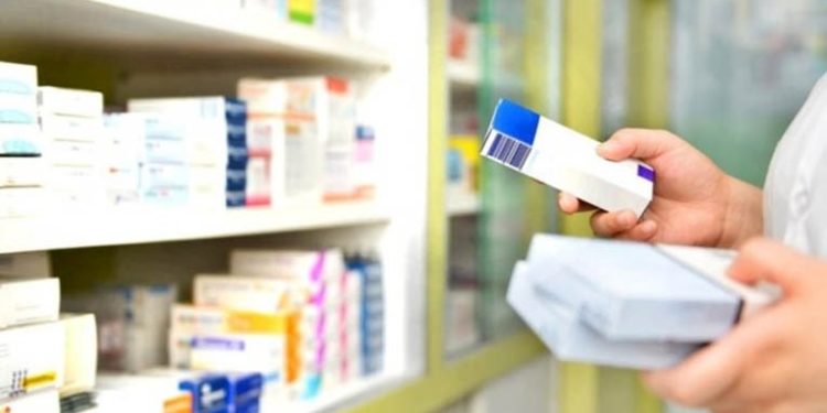 İlaç sıkıntısı büyüyor, vatandaş eczaneye isim yazdırarak sıra bekliyor