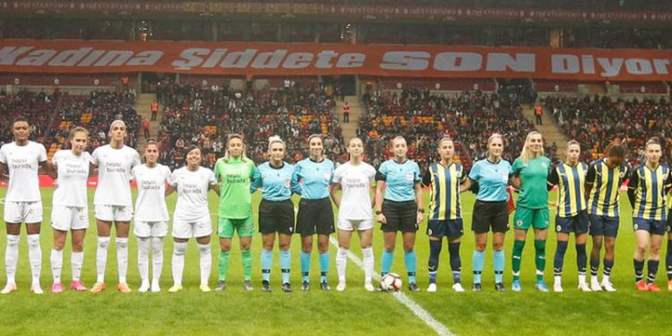 İlk kadın futbol derbisi: "Kadından her şey olur!"