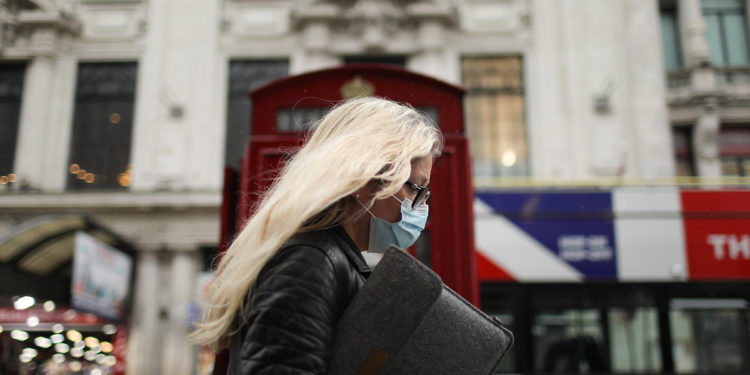 İngiltere, 24 saat içinde 246 omicron varyantı tespit etti: Seyahat kuralları sıkılaştırdı