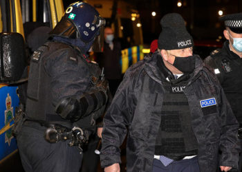 İngiltere Başbakanı Johnson polis kılığında denetime çıktı