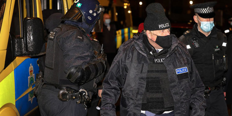 İngiltere Başbakanı Johnson polis kılığında denetime çıktı