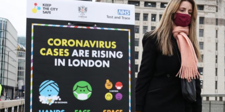 İngiltere, Omicron nedeniyle alarm seviyesini yükseltti
