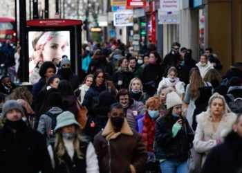 İngiltere, Omicron'a bağlı yeni bir dalgayla karşı karşıya