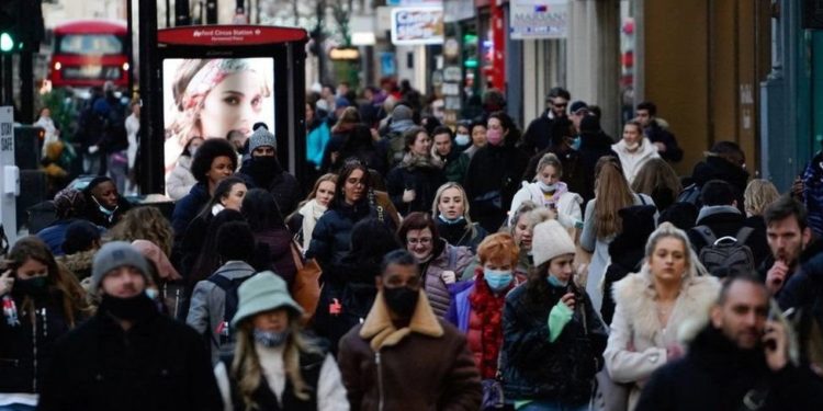 İngiltere, Omicron'a bağlı yeni bir dalgayla karşı karşıya