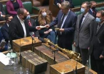 İngiltere Parlamentosu Covid önlemlerini onayladı, iktidar partisi 100'e yakın fire verdi