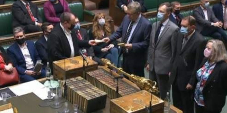 İngiltere Parlamentosu Covid önlemlerini onayladı, iktidar partisi 100'e yakın fire verdi