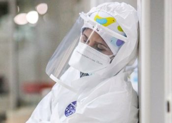 İngiltere'de 20 bin sağlıkçı Omicron nedeniyle karantinada