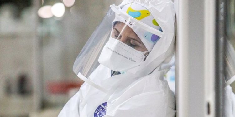 İngiltere'de 20 bin sağlıkçı Omicron nedeniyle karantinada