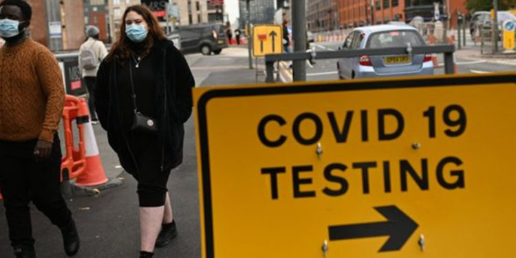 İngiltere'de Covid-19'a yakalananların karantina süresi 7'ye düştü