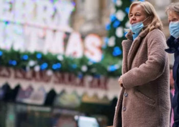 İngiltere'de Omicron vakaları hızla artıyor, Kraliçe Noel yemeğini iptal etti